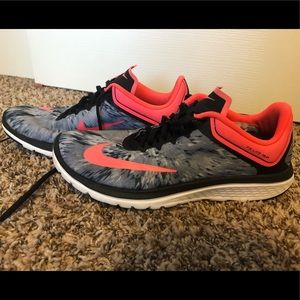 Nike gray and coral Woman’s FS Lite Run shoe - size 8